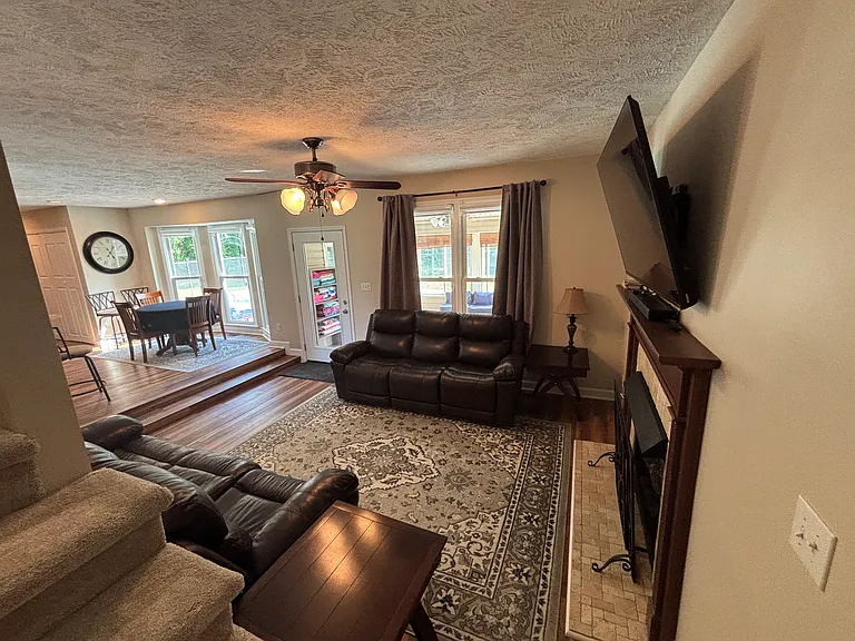 468 Derby Ln — Photo 9