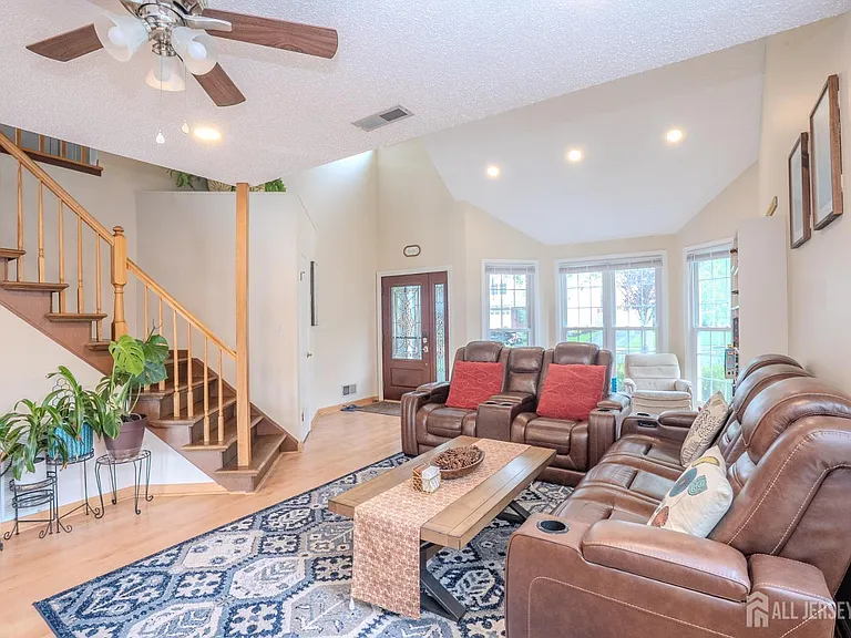 63 Carlisle Ct — Photo 9