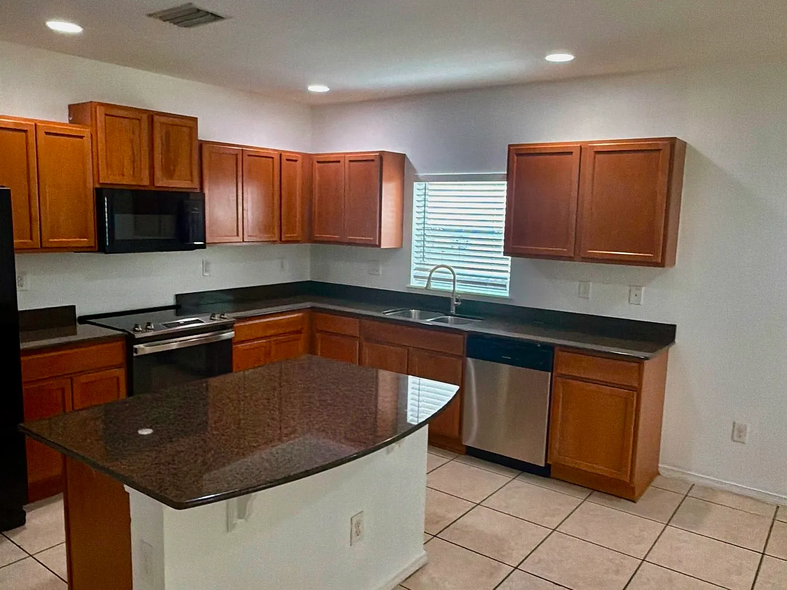 2 bed, 2.5 bath, 1320 sqft, $1,649 — Photo 3