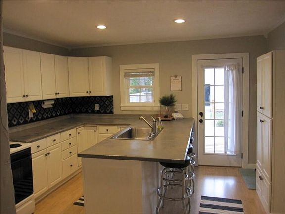 5th image of 4801 Winthrop Ave