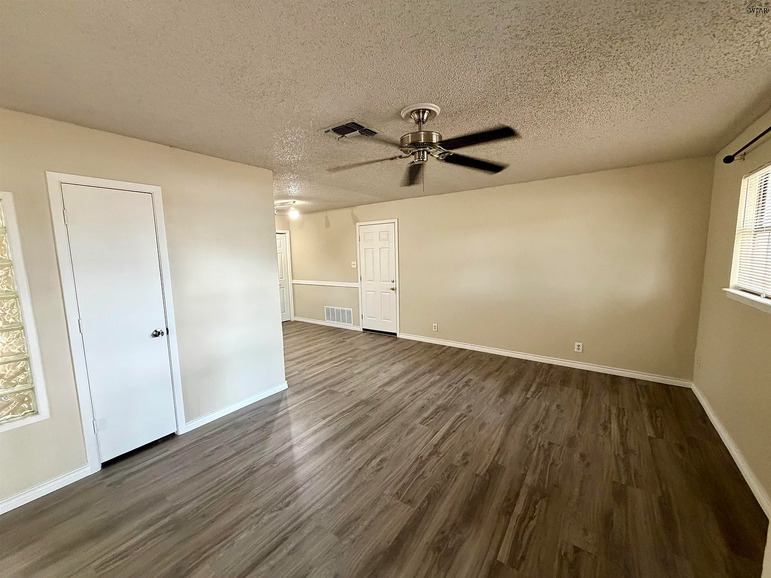 3 bed, 1.0 bath, 1026 sqft, $1,475 — Photo 2