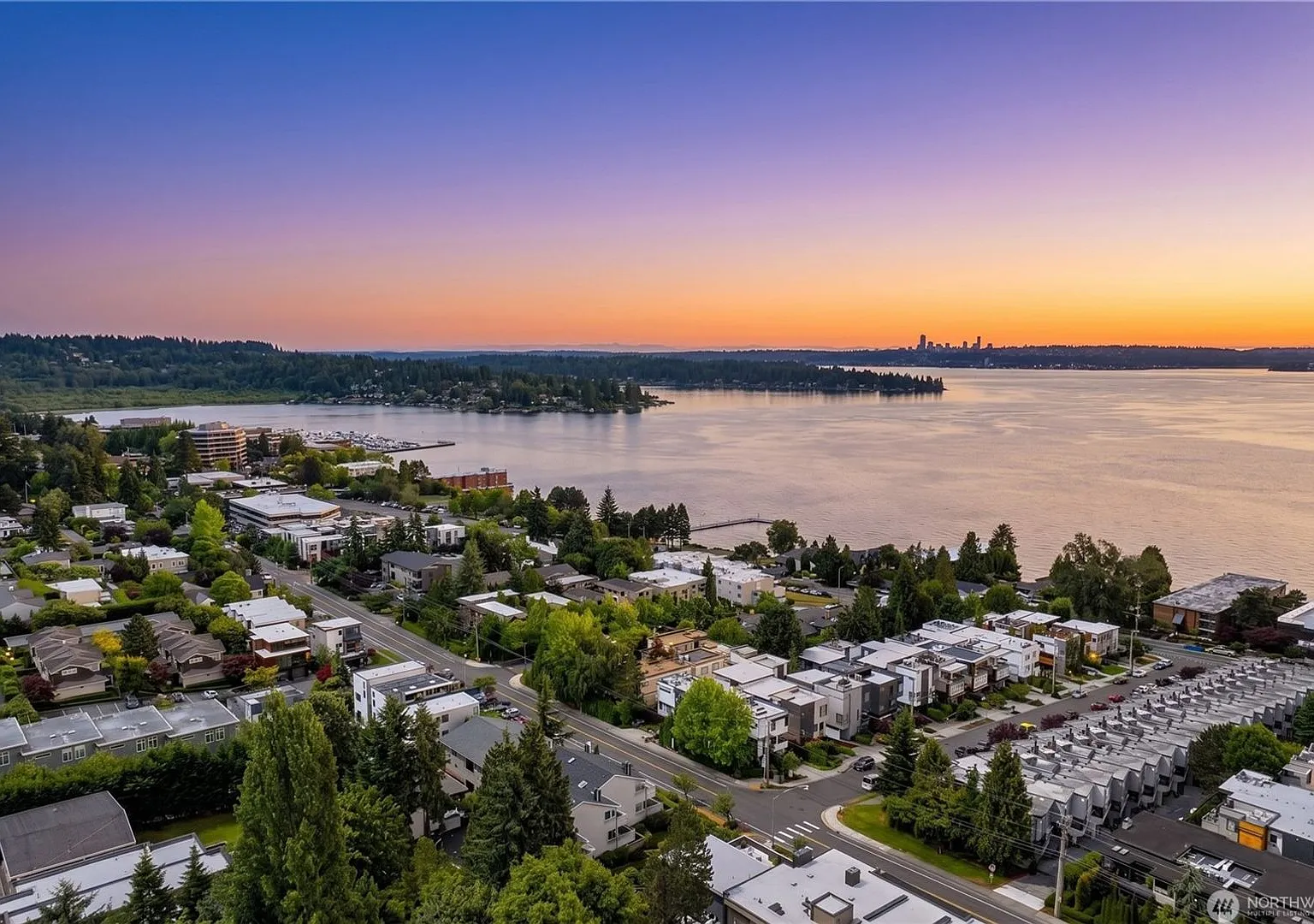4Bd/4.25Ba Kirkland Home — Photo 2
