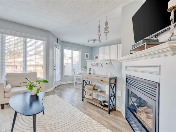 175 Fiddlers Green Rd #3, Hamilton, ON L9G 4X7