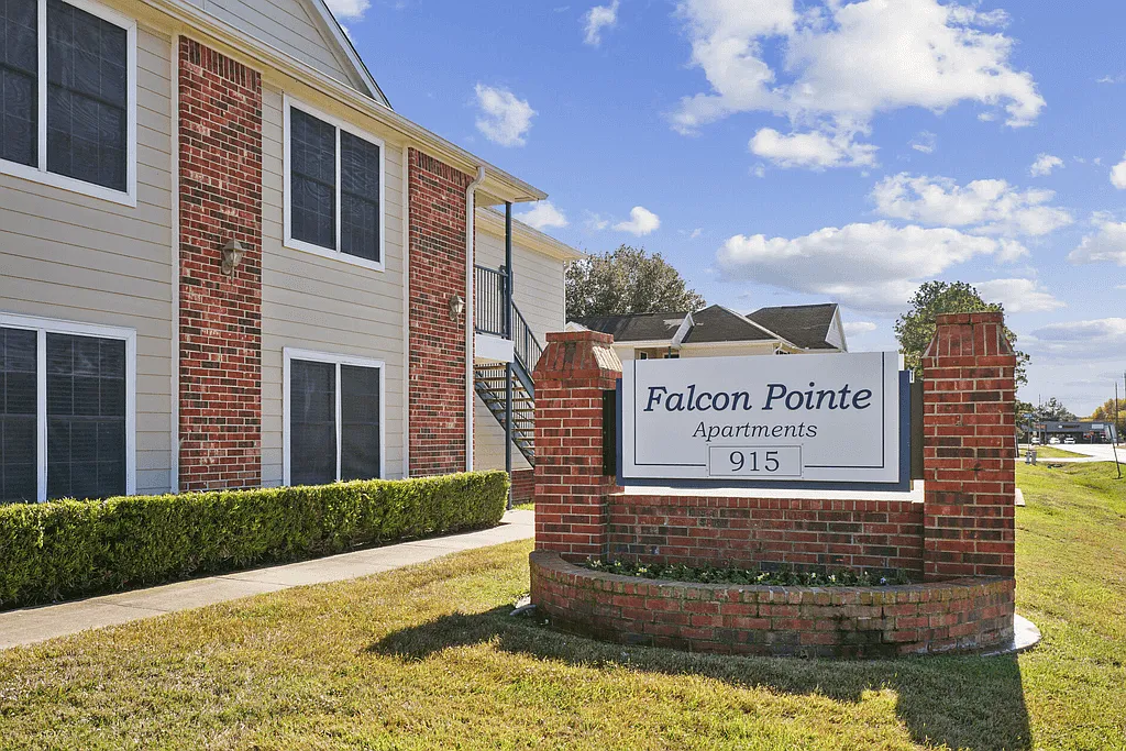 Falcon Pointe Apartments — Photo 4