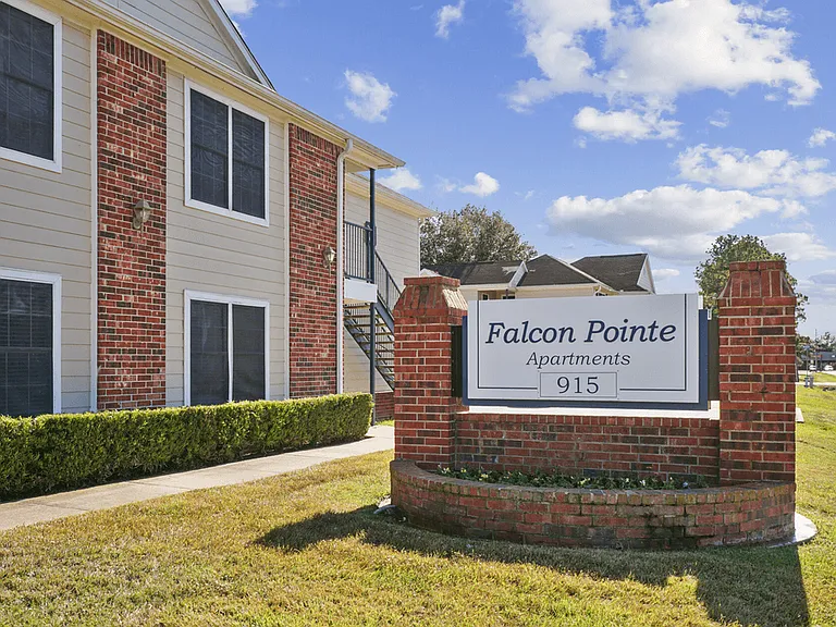 Falcon Pointe Apartments — Photo 4