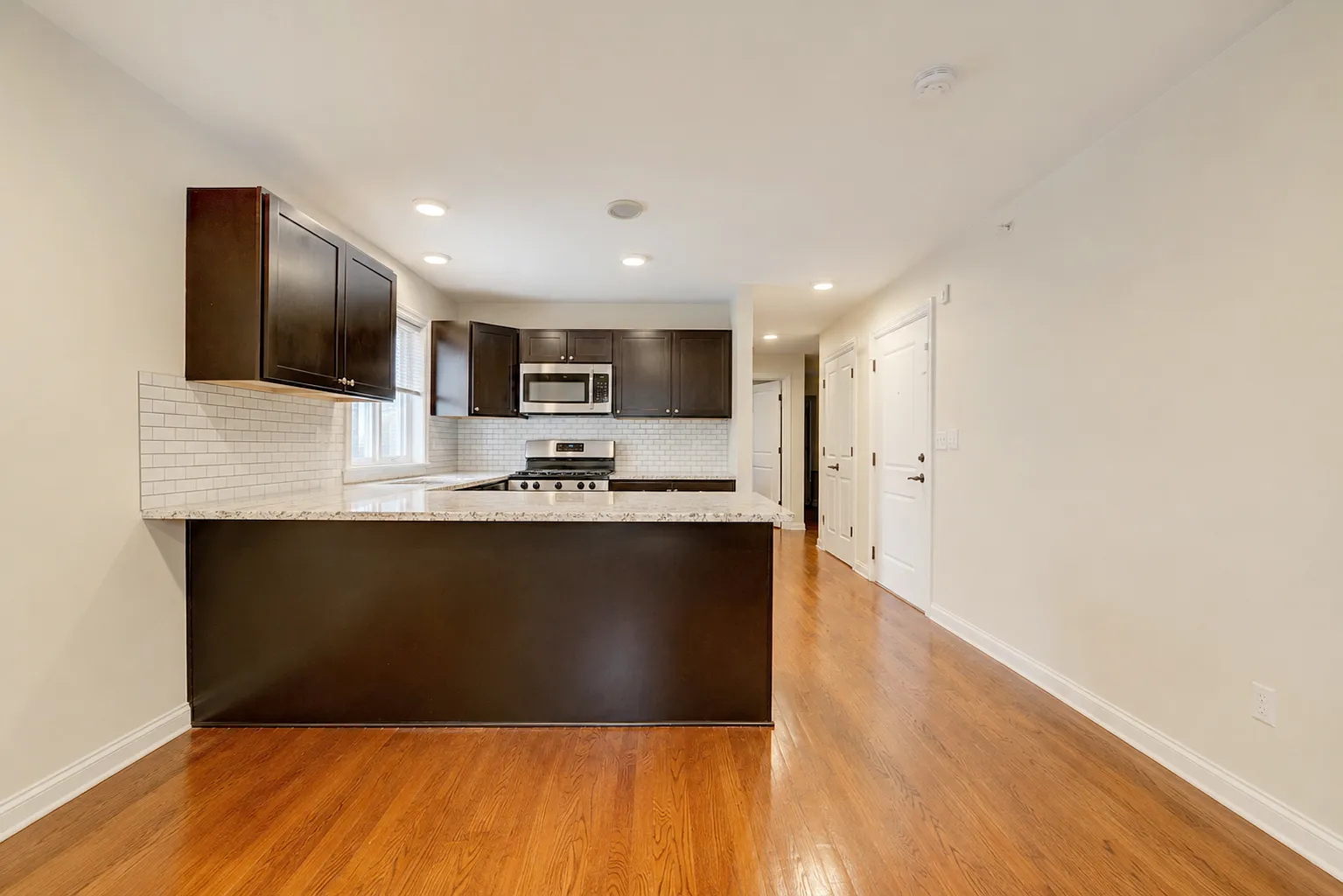 2 bed, 1000 sqft, $2,700 — Photo 2