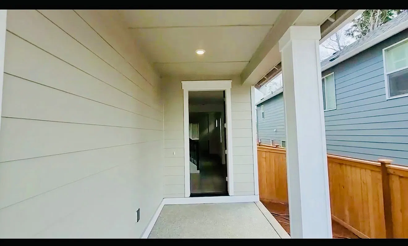 4 bed, 2330 sqft, $3,499 — Photo 4