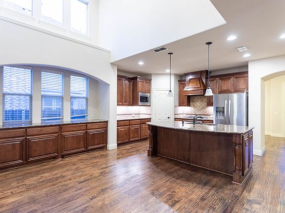 4th image of 2409 Lynbridge Dr