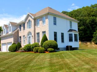 15 Red Gate Ln, Franklin, MA 02038