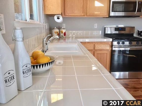 5th image of 586 Scudero Cir
