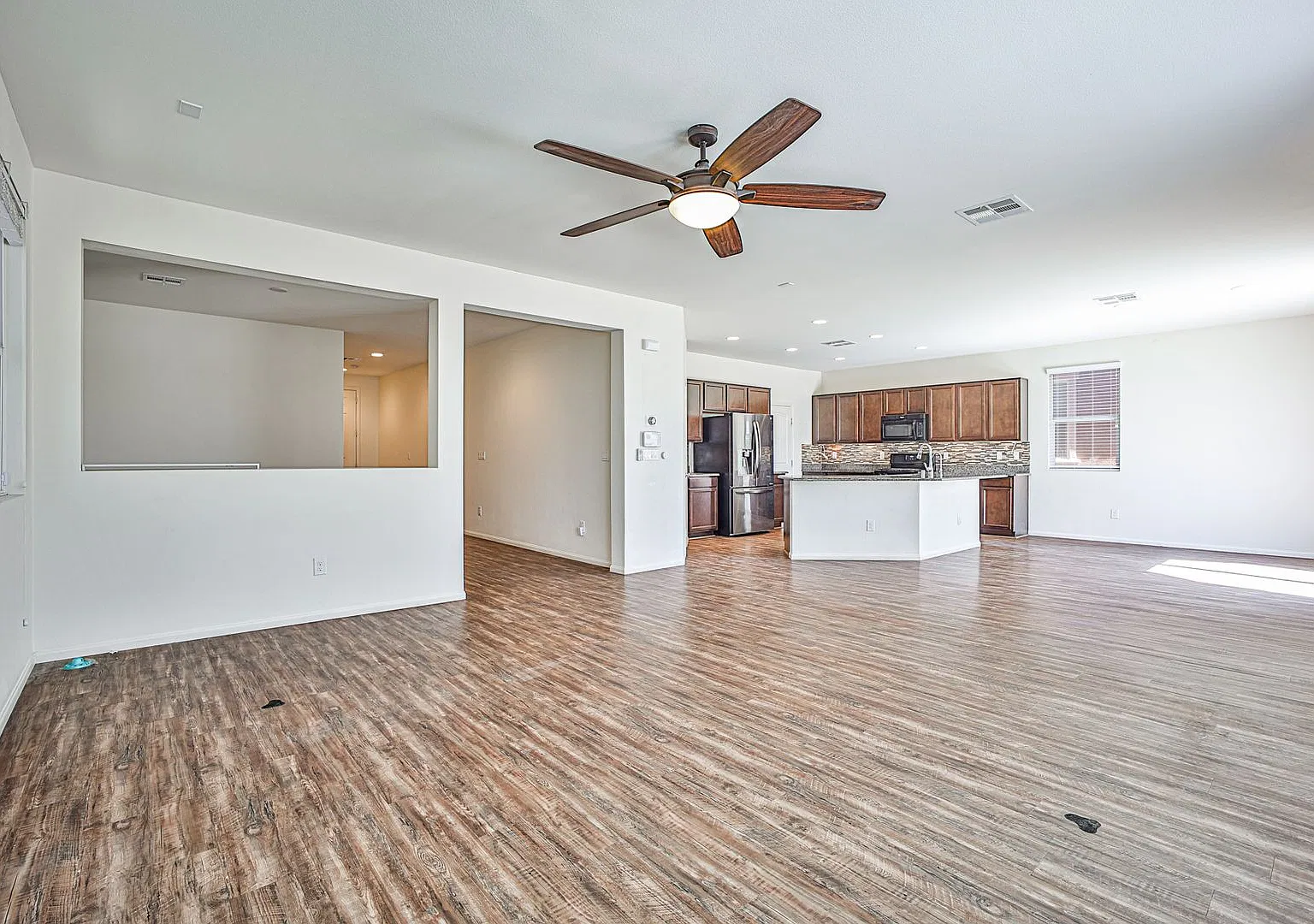 Beautiful Home with Open Floor Plan, Spacious Loft & Large Landscaped Backyard! — Photo 3