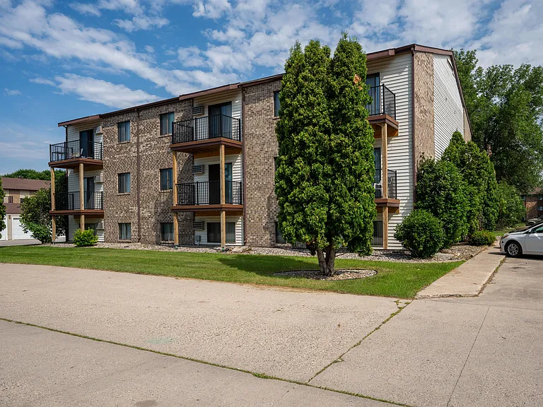 Fargo, ND Hawthorn Apartments | Exterior