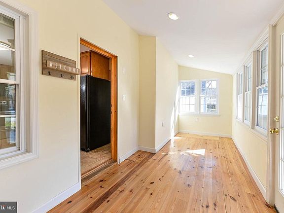 5th image of 204 S Mauldin Ave