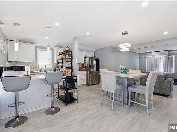 4th image of 30 Decker Rd