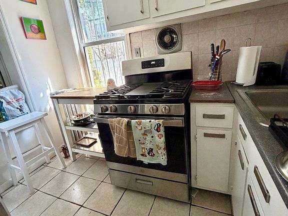 5th image of 1023 Willoughby Ave #3