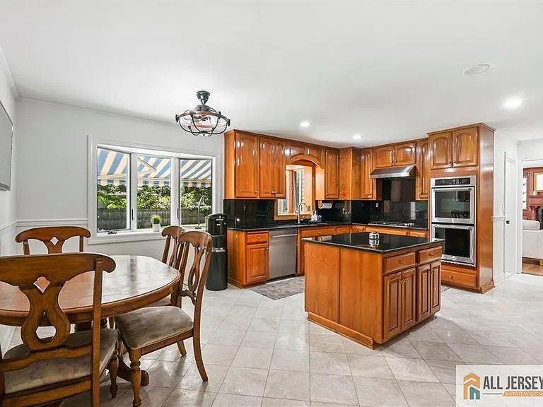 16 Phyllis Pl — Photo 13