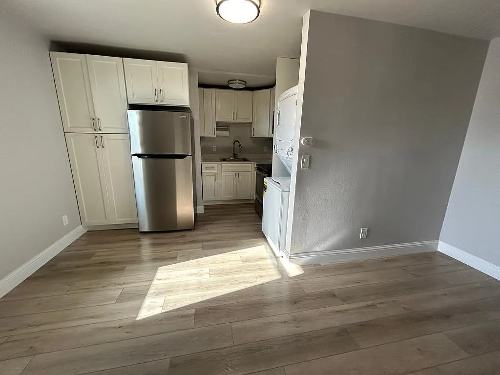 1 bed, 403 sqft, $2,000 — Photo 2