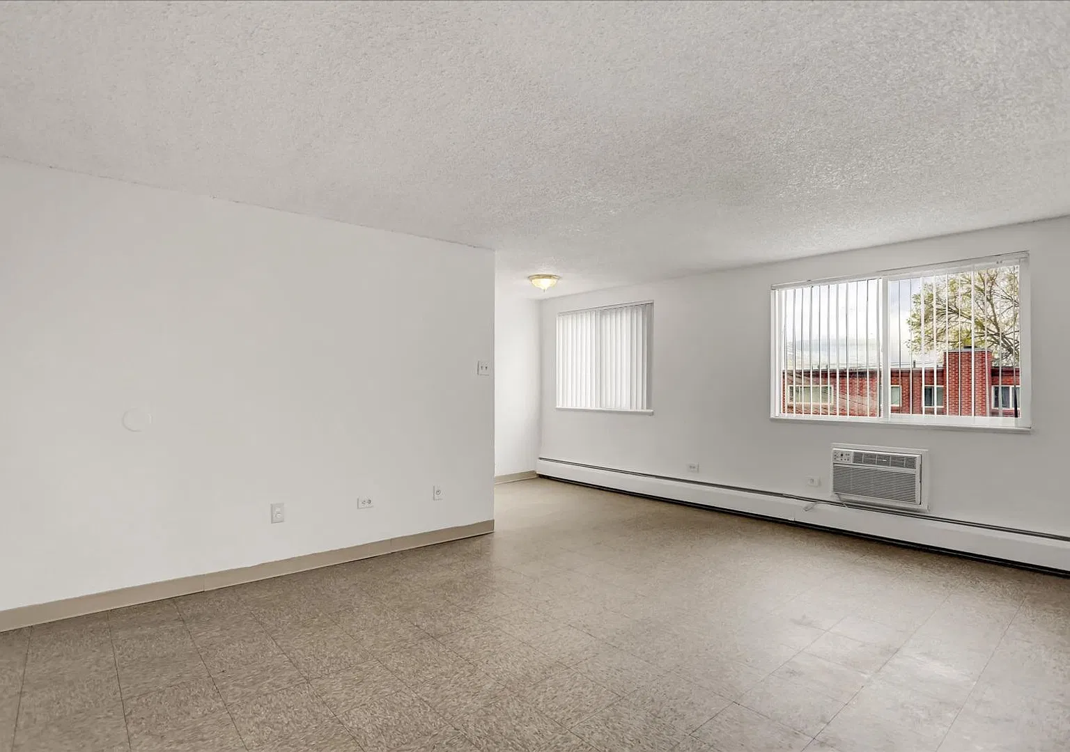 We accept Section Voucher 8! Great location close to the city! — Photo 4