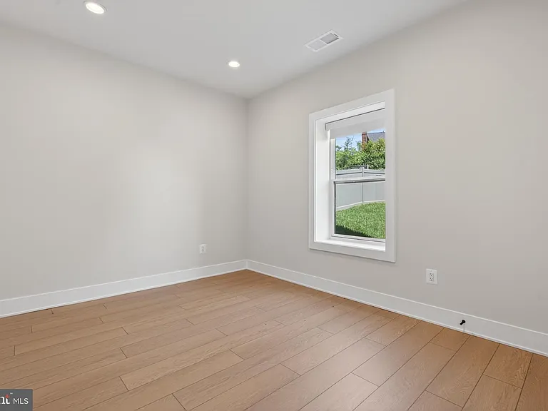 881 N Manchester St — Photo 64