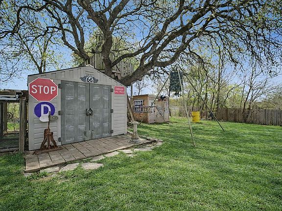 2nd image of 103 Oak Ridge Cir