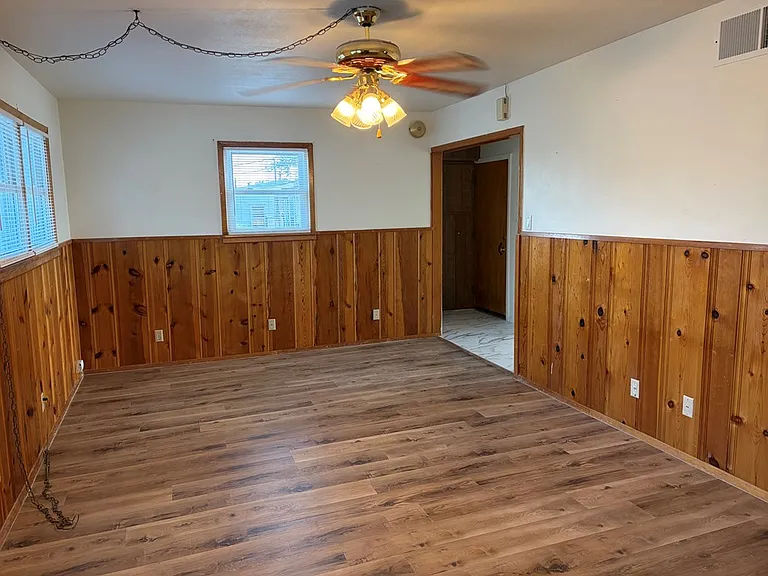 604 Steakley St — Photo 12