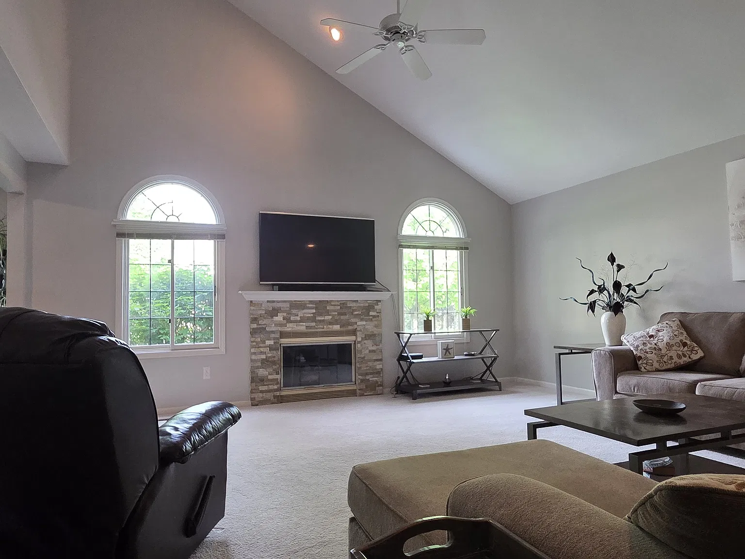 3 bed, 1896 sqft, $3,600 — Photo 3
