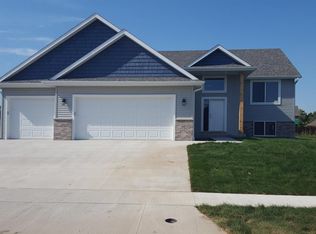 3920 Stone Point Dr NE, Rochester, MN 55906