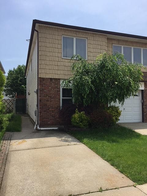 Side Apartment includes driveway