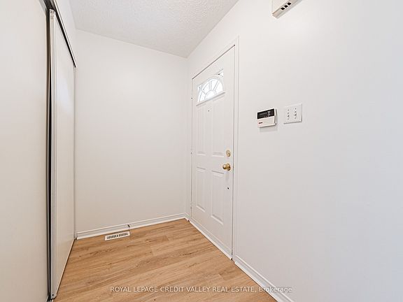 5th image of 155 Saddletree Trl