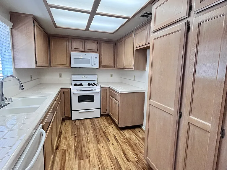 1227 S Alta Vista Ave #E — Photo 7