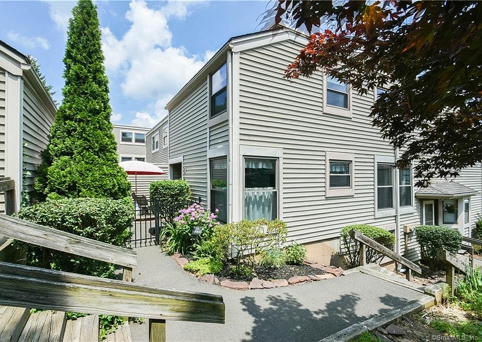 1st image of 24 Stevens Pl #24