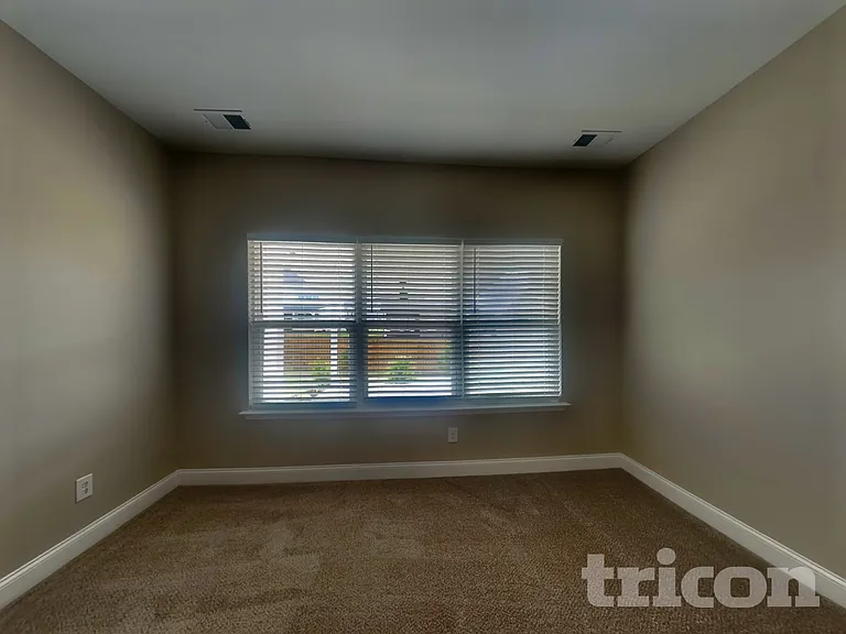 1013 Wickshire Dr — Photo 8