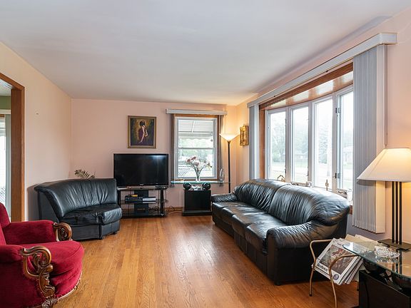 3rd image of 154 E Hirsch Ave