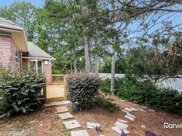303 Laurel Ct — Photo 14