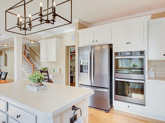 3rd image of 141 Pineridge Dr S