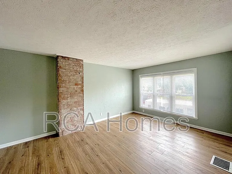 520 E 32nd St — Photo 3