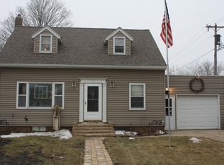 103 S Jackson Ave, Graettinger, IA 51342