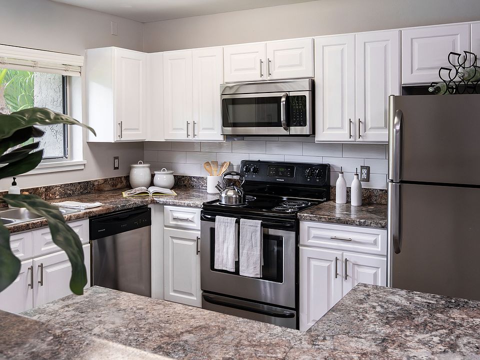 Cook in style with a fully equipped kitchen featuring stainless steel appliances, granite-style countertops, and ample cabinetry.