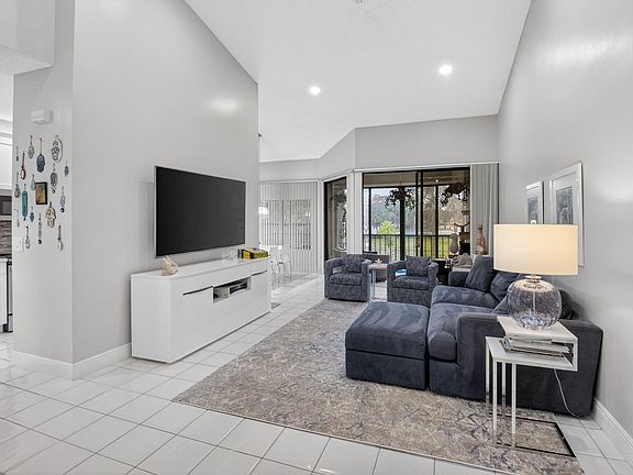 4th image of 5374 Venetia Court #E