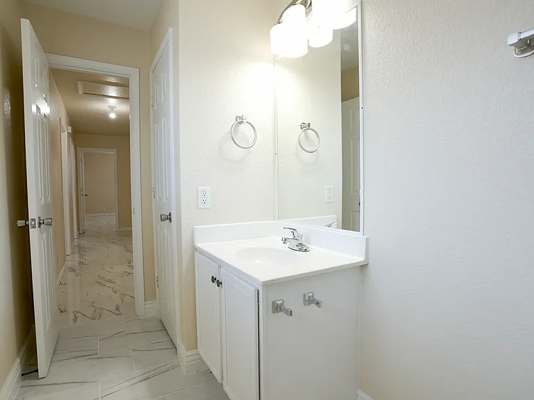 Full Bathroom (2nd Floor)