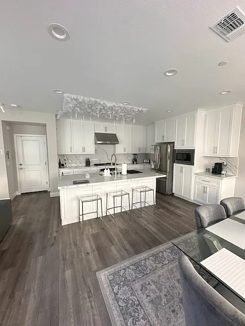 3 bed, 2.5 bath, 1831 sqft, $3,700 — Photo 2
