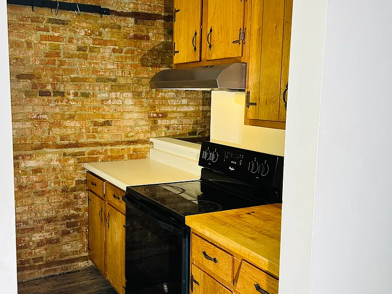 152 E State St — Photo 5