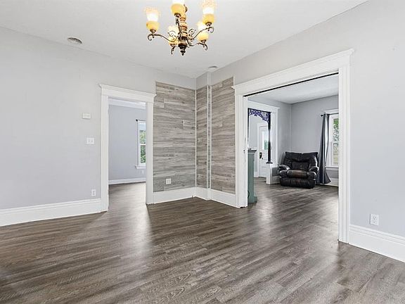 4th image of 651 10th Ave E
