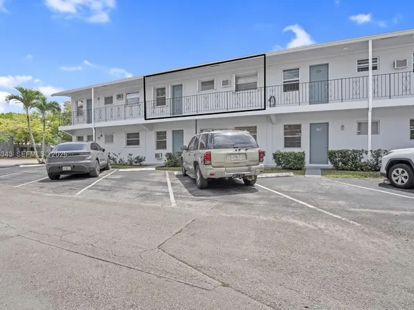 7401 Pines Blvd APT 221, Pembroke Pines, FL 33024