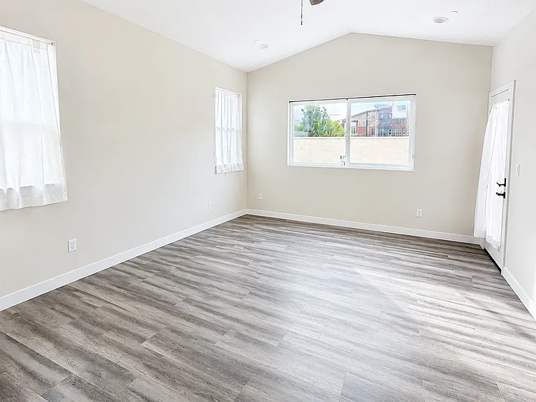 9 Lake House Ct — Photo 2