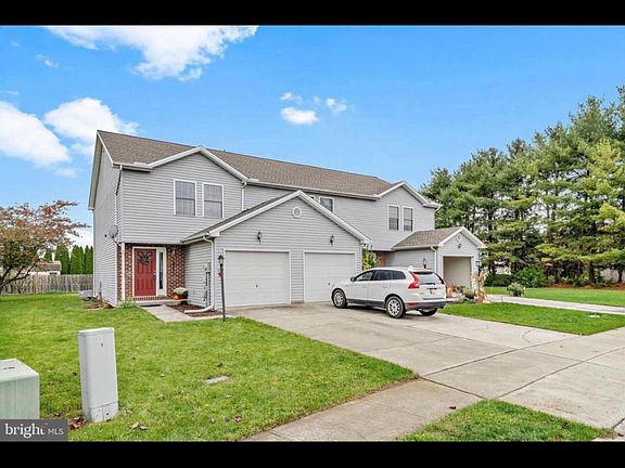 3rd image of 5 Nottingham Dr