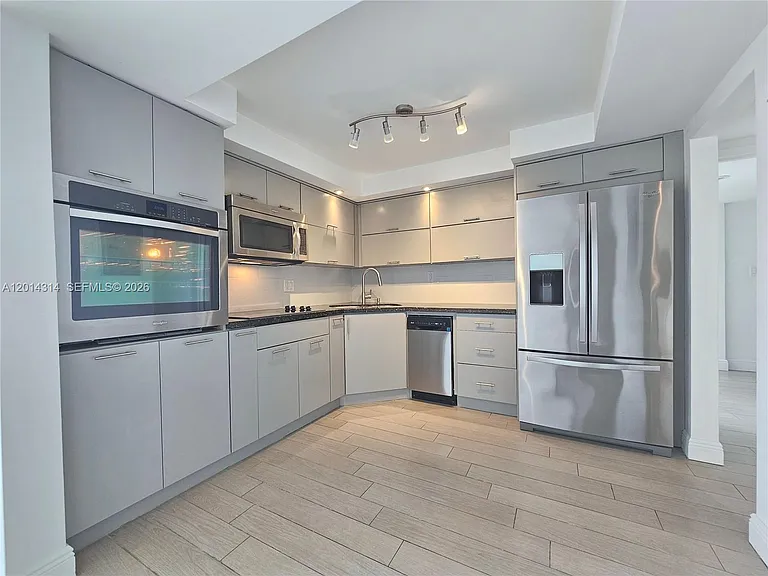 16546 NE 26th Ave #5H — Photo 3