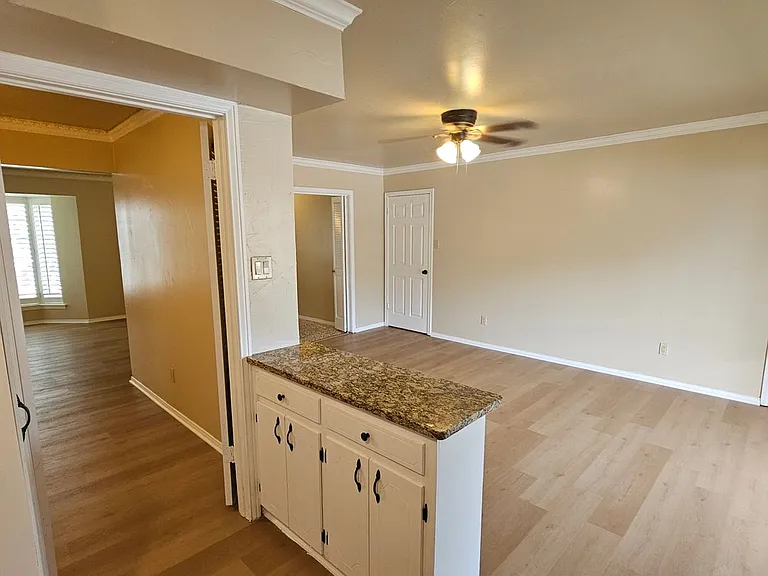 6033 Sandhurst Ln #D — Photo 17
