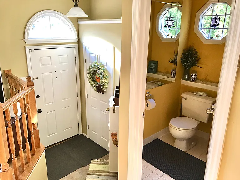 Main Entrance/Guest 1/2 Bath