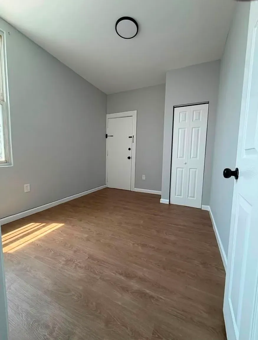 3 bed, 1000 sqft, $2,049 — Photo 2